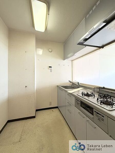 キッチンは人気の対面設計となっている為、リビングにいる方との会話が飛び交う明るい空間となりそうです。