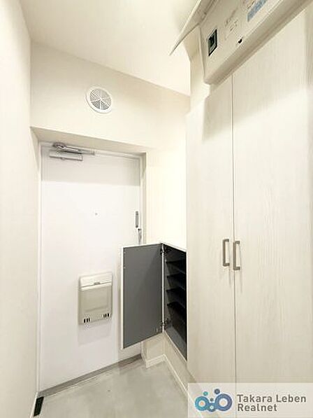 シンプルな玄関は、インテリアを選ばず、すっきりとした印象。毎日の外出・帰宅をスムーズに迎えられます。