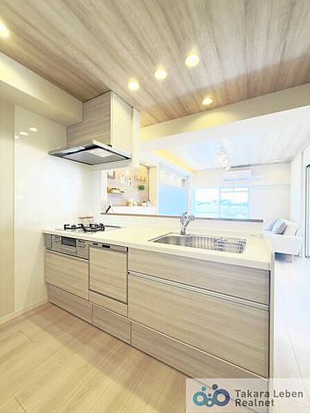 嬉しい3口コンロ。ビルトイン食器洗浄機の為場所を取らず忙しい朝も快適になります。また、収納はスライド式の為、奥にしまい込んだ調理器具等の取り出しもスムーズに行えるため、調理がはかどりますね