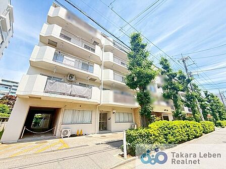洗練されたフォルムと柔らかな印象を併せ持つ外観デザイン。街並みに自然と溶け込みながら、居住者様を優しく迎え入れます。