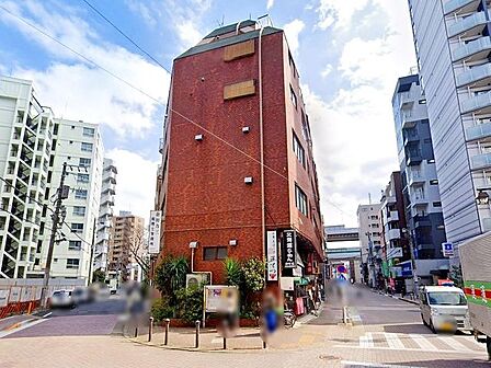 都営三田線「板橋区役所前」駅徒歩1分の駅近マンション。商業施設が徒歩圏内に揃っており生活環境良好です。