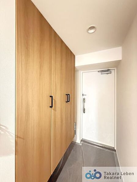 シンプルで使いやすい玄関は、住まい全体をすっきりと見せてくれます。日々の暮らしに自然と馴染む空間です。