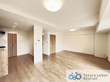 家族だけのプライベートタイムを心地よく過ごせるリビング空間。住まう方のライフスタイルを尊重し、オンリーワンの空間を創り出します。