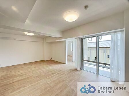 家族が集まる場所だからこそ、採光と通風を確保した心地よいリビングとなっております。自然と家族皆が揃い、笑顔が溢れる場となりそうです。