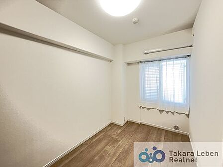 約5.2帖の洋室です。