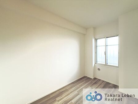 約4.5帖の洋室です。