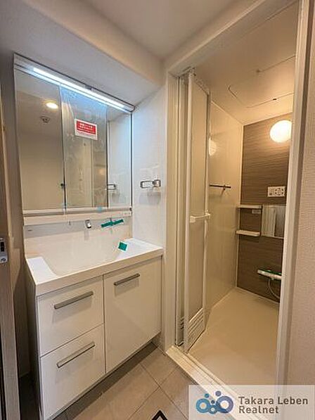 気持ちの良い朝はキレイな洗面所から。鏡裏の収納でモノが出がちな洗面所もスッキリ片付きます。