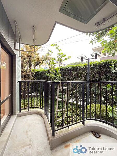 爽やかな風が吹き、思わずお部屋の外へ出たくなる、そんなバルコニーです。心地良さに包まれ、日々の暮らしをより鮮やかに彩ります。