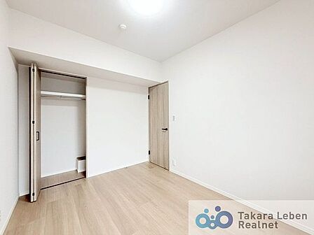 洋室約6.0帖:クローゼットをご用意。タンスなどを置かなくてもいいので、お部屋を広く使うことができます。