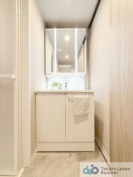 気持ちの良い朝はキレイな洗面所から。鏡裏の収納でモノが出がちな洗面所もスッキリ片付きます。