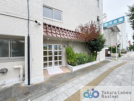 エントランス周りは広々としたアプローチとなっており、毎日のお出かけを気持ち良く後押ししてくれます。
