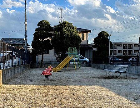 源長寺前公園 徒歩2分。 100m