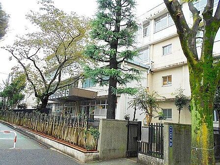 板橋区立板橋第一中学校 徒歩11分。 880m