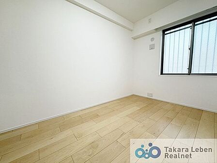 約5.6帖の洋室です。