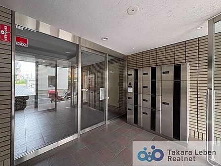 マンションエントランスです。落ち着いた温かみのある色調で、住む人をやさしく迎えてくれます。
