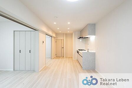家族が集まる場所だからこそ、採光と通風を確保した心地よいリビングとなっております。自然と家族皆が揃い、笑顔が溢れる場となりそうです。