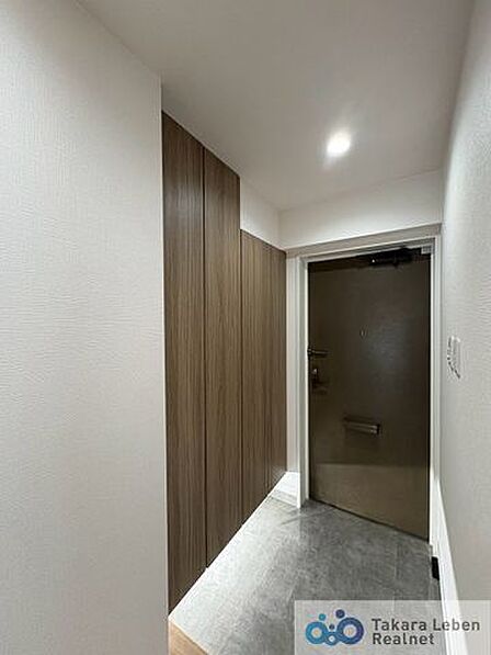 訪れる方を優しくお出迎えする落ち着いた玄関。毎日の外出や帰宅の際にも気持ちを落ち着かせてくれる空間になりそう。