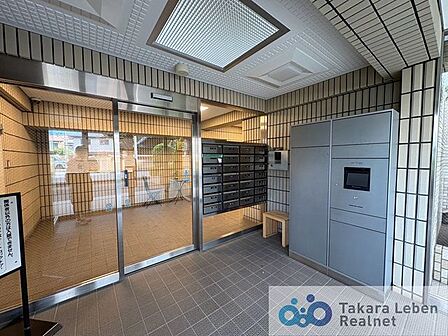 マンションエントランスです。落ち着いた温かみのある色調で、住む人をやさしく迎えてくれます。