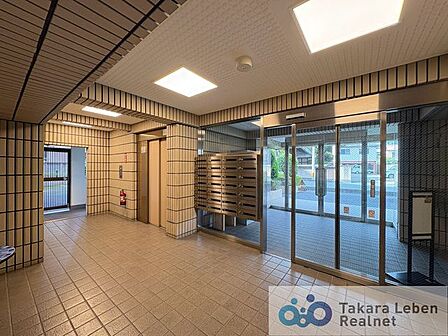エントランスは品格を高めてくれるよう、温かみを残しながらもスタイリッシュで高級感を感じさせる空間になっております。