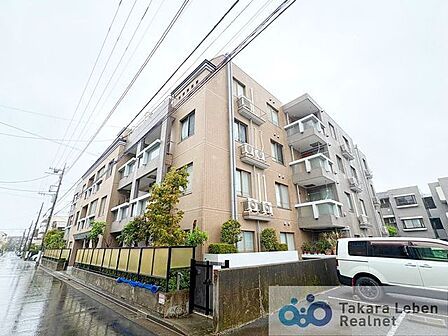 東京メトロ有楽町線「氷川台」駅徒歩8分、商業施設も徒歩圏内に揃っており生活環境良好な立地。オートロック・エレベーター完備。
