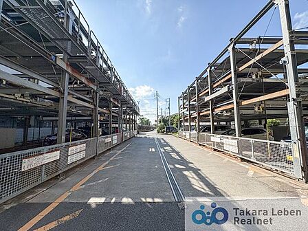 現地駐車場スペースの様子です。来客用の駐車場のご用意もございます。(使用細則あり)
