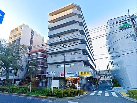 洗練されたフォルムと柔らかな印象を併せ持つ外観デザイン。街並みに自然と溶け込みながら、居住者様を優しく迎え入れます。