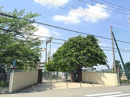 戸田市立新曽中学校 徒歩28分。 2240m