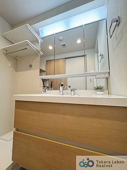 清潔感あふれる洗面脱衣所は、毎日の身支度がスムーズに行える空間。洗面台まわりもゆとりがあり、朝の忙しい時間帯でもスムーズに使えます。