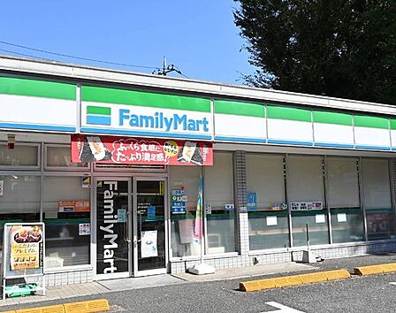 ファミリーマート都立家政店 徒歩2分。 160m
