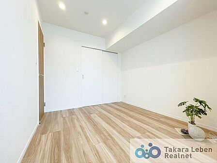 洋室約5.8帖。寝室は一日の疲れを癒す休息の場所。適度な採光と通風を確保する事で心地よい空間が生まれ、明日への活力とつながっていきます。