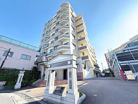 街並みに馴染むシンプルで端正なフォルム。管理体制良好。暮らしやすい環境で安心してお住まいになれます。