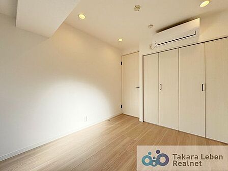 洋室5.2帖。寝室は一日の疲れを癒す休息の場所。適度な採光と通風を確保する事で心地よい空間が生まれ、明日への活力とつながっていきます。