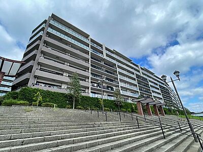 外観:周囲の景観と美しく溶け合いながら、凛とした表情を見せる外観デザイン。落ち着きと品格を兼ね備え、日常を心地よく迎え入れてくれる住まいです。 外観:周囲の景観と美しく溶け合いながら、凛とした表情を見せる外観デザイン。落ち着きと品格を兼ね備え、日常を心地よく迎え入れてくれる住まいです。