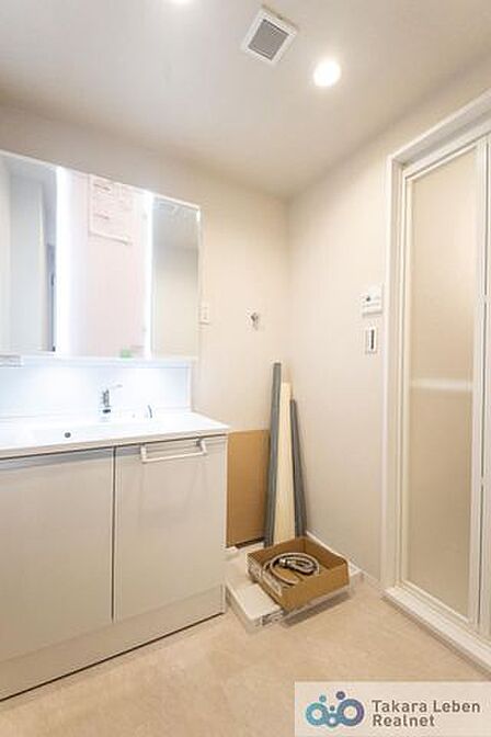 シンプルで明るい洗面脱衣所は、どなたでも使いやすい設計。身支度から洗濯まで、日々の生活をサポートします。