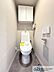 トイレ：ウォシュレット機能付きのトイレは壁掛けリモコンの上位グレードを採用。便座がスッキリした印象となり、限られた空間を広く見せる効果があります。