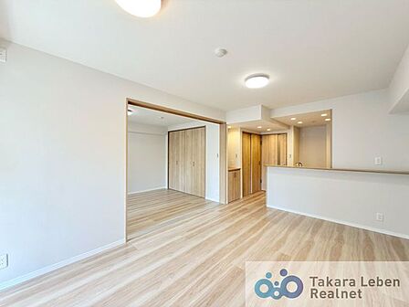 隣接する洋室の間仕切りはスライドドアとなっており、開放しより広々としたリビングに。