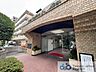 エントランス：マンションエントランスです。落ち着いた温かみのある色調で、住む人をやさしく迎えてくれます。