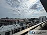その他：住戸からの眺望。前面に高い建物がなく、遠くまで見通せる眺望が魅力です。また、陽当たり・通風も良好です。