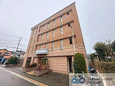 周囲の景観と美しく溶け合いながら、凛とした表情を見せる外観デザイン。落ち着きと品格を兼ね備え、日常を心地よく迎え入れてくれる住まいです。
