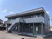 落ち着いた色合いの外観で、周辺の街並みに調和したデザインです。