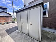 タイヤや季節もの等収納できます。
