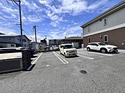 広々した駐車場のため、ゆったり駐車できます。