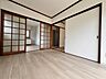 室内：広めの洋室で家具配置も自由に楽しめます。