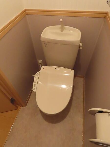 画像8:温水洗浄便座付きのトイレです。