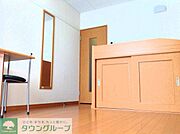 ベットの下が収納になってます。