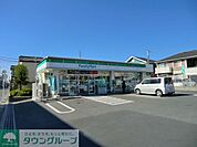 ファミリーマート 徒歩7分。コンビニ 530m