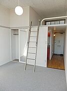 ロフト付きの洋室