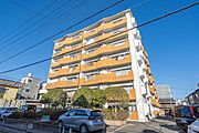 コンビニや24時間営業の「西友蕨店」が徒歩圏内にあるため、日々のお買い物に便利です。