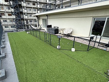 【バルコニー】ご家族で一緒に楽しめるプライベートスペース。