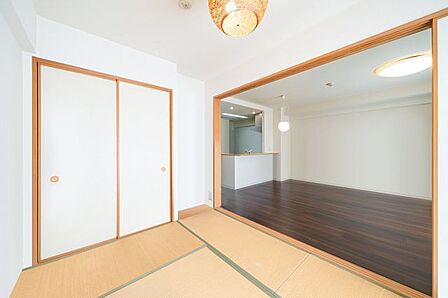 【和室】リビング続きの和室は、客間としても、お子様のプレイルームとしてもお使い頂けます。※リフォーム後のイメージ画像です。リフォームには別途費用がかかります。